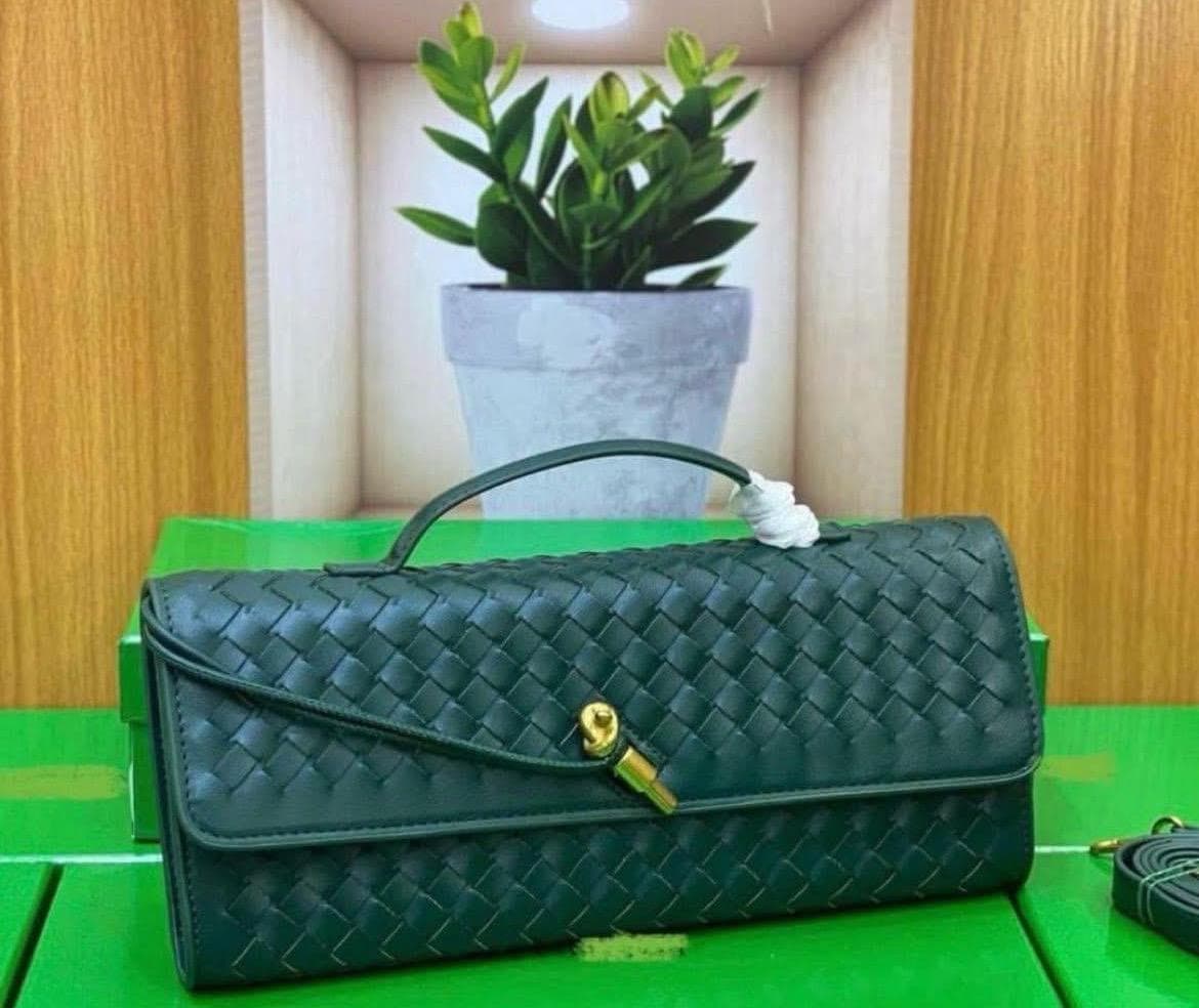 BOTTEGA VENETA CLUTCH (FULLY BOXED)